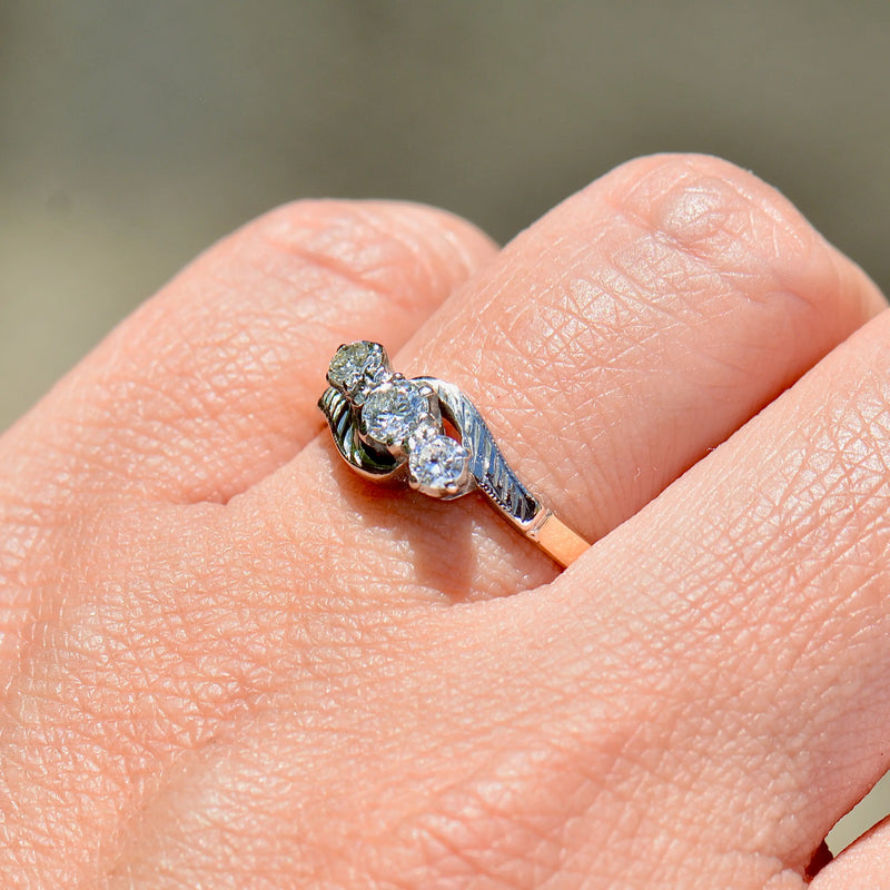 三部曲钻石订婚戒指（0.36 克拉）