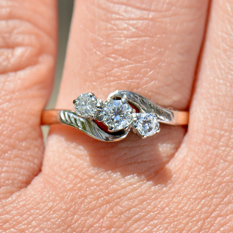 三部曲钻石订婚戒指（0.36 克拉）