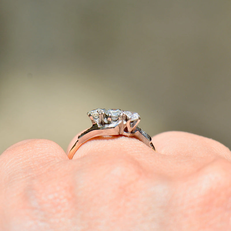 三部曲钻石订婚戒指（0.36 克拉）