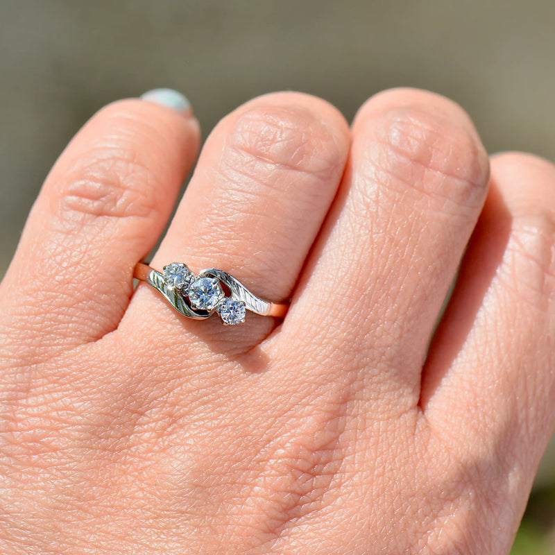 三部曲钻石订婚戒指（0.36 克拉）