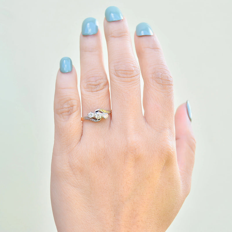 三部曲钻石订婚戒指（0.36 克拉）