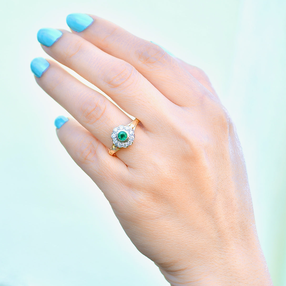 兆 弧月 九 尺 复古1990 年代祖母绿和钻石18CT 黄金雏菊订婚戒指（0.61 克拉）