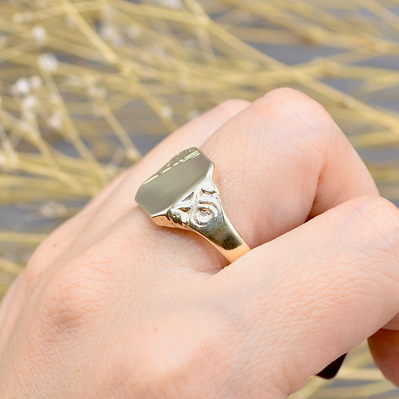 9ct Yellow Gold Mens Engraved Signet Ring