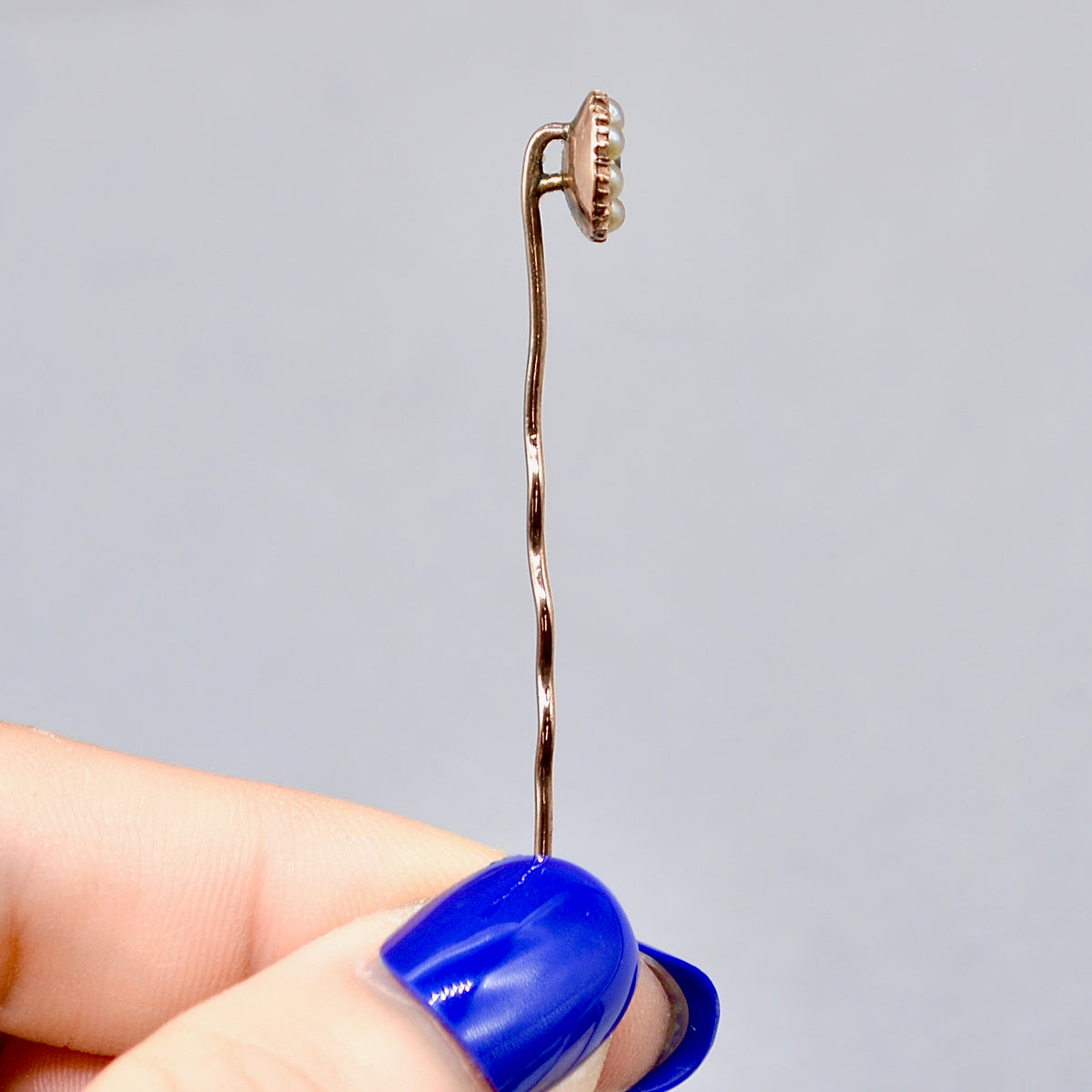 イギリスアンティーク　パールつきスティックピン9金　ヴィクトリア時代 Victorian Seed Pearl & Old-Cut Light Blue Diamond 9ct Rose Gold Stick
