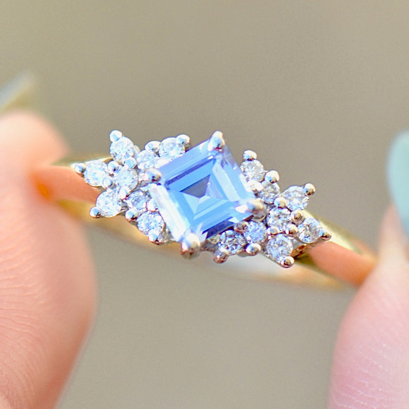 Vintage 1990s Cornflower Blue Sapphire and Diamond 18ct Yellow Gold Engagement Ring (0.85ct)