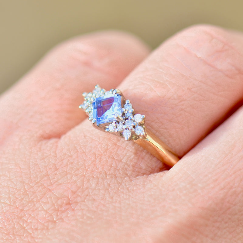 Vintage 1990s Cornflower Blue Sapphire and Diamond 18ct Yellow Gold Engagement Ring (0.85ct)