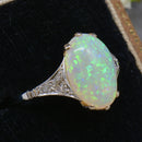 後期アールデコ様式のオーストラリア産オパールとオールドカットダイヤモンドのリング（プラチナと18カラットホワイトゴールド、2.55カラット）