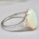 後期アールデコ様式のオーストラリア産オパールとオールドカットダイヤモンドのリング（プラチナと18カラットホワイトゴールド、2.55カラット）