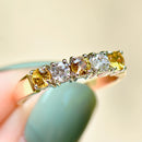 イエローサファイアとダイヤモンドの18カラットイエローゴールド5ストーンリング（0.90カラット）