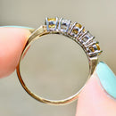 イエローサファイアとダイヤモンドの18カラットイエローゴールド5ストーンリング（0.90カラット）