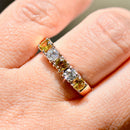 イエローサファイアとダイヤモンドの18カラットイエローゴールド5ストーンリング（0.90カラット）