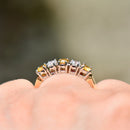 イエローサファイアとダイヤモンドの18カラットイエローゴールド5ストーンリング（0.90カラット）