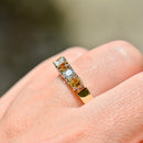 イエローサファイアとダイヤモンドの18カラットイエローゴールド5ストーンリング（0.90カラット）