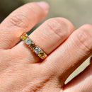 イエローサファイアとダイヤモンドの18カラットイエローゴールド5ストーンリング（0.90カラット）