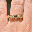 イエローサファイアとダイヤモンドの18カラットイエローゴールド5ストーンリング（0.90カラット）