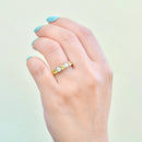 イエローサファイアとダイヤモンドの18カラットイエローゴールド5ストーンリング（0.90カラット）