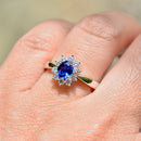 皇家蓝宝石和钻石 18ct 白金光环戒指（1.51cts）