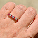 ルビーとダイヤモンドの7石18カラットイエローゴールドハーフエタニティスタッカブルバンド（0.55カラット）