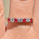 ルビーとダイヤモンドの7石18カラットイエローゴールドハーフエタニティスタッカブルバンド（0.55カラット）