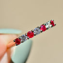 ルビーとダイヤモンドの7石18カラットイエローゴールドハーフエタニティスタッカブルバンド（0.55カラット）