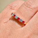 ルビーとダイヤモンドの7石18カラットイエローゴールドハーフエタニティスタッカブルバンド（0.55カラット）