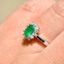 エメラルドとダイヤモンドの18カラットホワイトゴールドハローリング（0.54カラット）