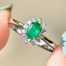 エメラルドとダイヤモンドの18カラットホワイトゴールドハローリング（0.54カラット）