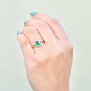 エメラルドとダイヤモンドの18カラットホワイトゴールドハローリング（0.54カラット）