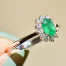 エメラルドとダイヤモンドの18カラットホワイトゴールドハローリング（0.54カラット）