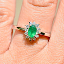 エメラルドとダイヤモンドの18カラットホワイトゴールドハローリング（0.54カラット）