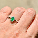 エメラルドとダイヤモンドの18カラットホワイトゴールドハローリング（0.54カラット）