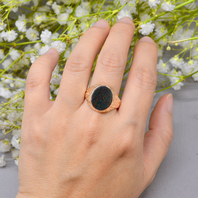 Vintage 1970s Textured Shoulders Bloodstone 9ct Yellow Gold Signet Ring