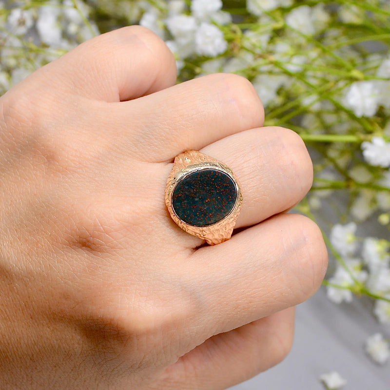 Vintage 1970s Textured Shoulders Bloodstone 9ct Yellow Gold Signet Ring