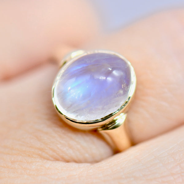 1980s 9ct Yellow Gold Moonstone Cabochon Bezel or Rub-Over Set Ring (3.45cts)