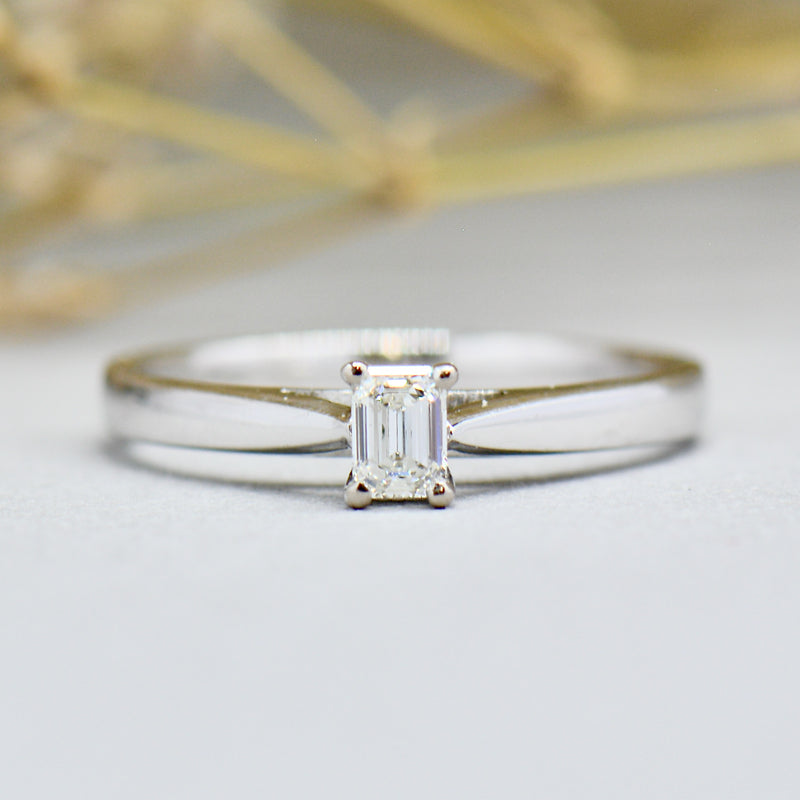 18K 白金单粒钻石订婚戒指（0.25ct）
