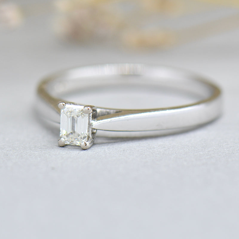 18K 白金单粒钻石订婚戒指（0.25ct）