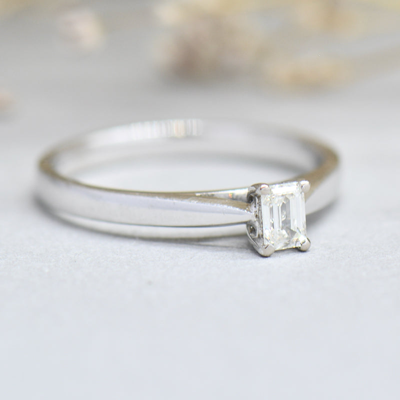 18K 白金单粒钻石订婚戒指（0.25ct）