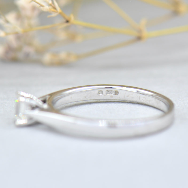 18K 白金单粒钻石订婚戒指（0.25ct）