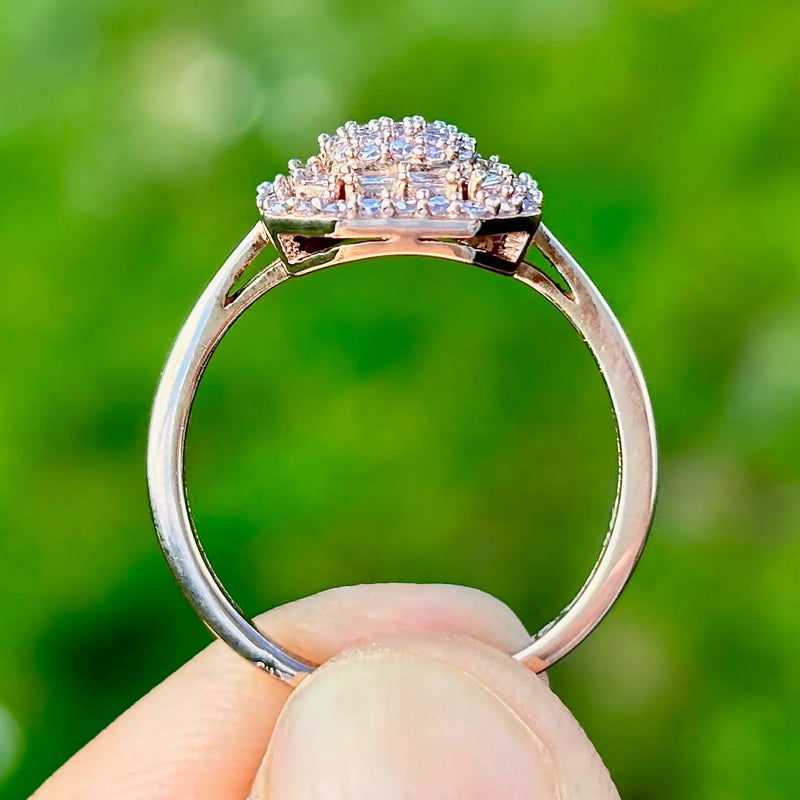 9Kローズゴールド クラスターダイヤモンド婚約指輪（約0.50カラット）