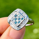 蓝色和白色钻石9K白金群镶戒指