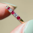 ルビーとダイヤモンドの7石18カラットイエローゴールドハーフエタニティスタッカブルバンド（0.55カラット）