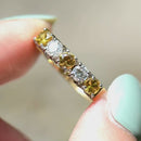 イエローサファイアとダイヤモンドの18カラットイエローゴールド5ストーンリング（0.90カラット）