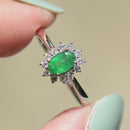 エメラルドとダイヤモンドの18カラットホワイトゴールドハローリング（0.54カラット）