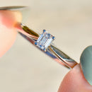 チザムハンター 0.25カラット エメラルドカット ダイヤモンド ソリティア エンゲージリング 18カラット ホワイトゴールド オリジナルボックス付き