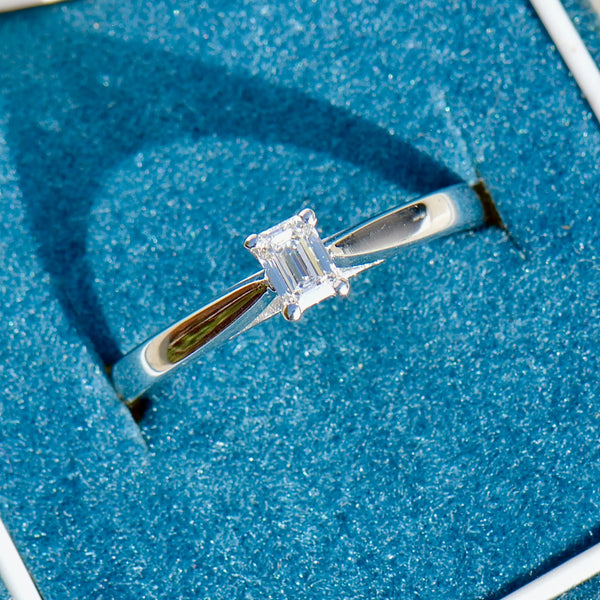 チザムハンター 0.25カラット エメラルドカット ダイヤモンド ソリティア エンゲージリング 18カラット ホワイトゴールド オリジナルボックス付き