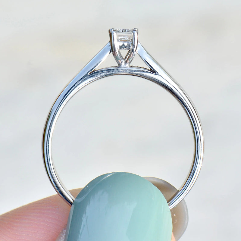 チザムハンター 0.25カラット エメラルドカット ダイヤモンド ソリティア エンゲージリング 18カラット ホワイトゴールド オリジナルボックス付き