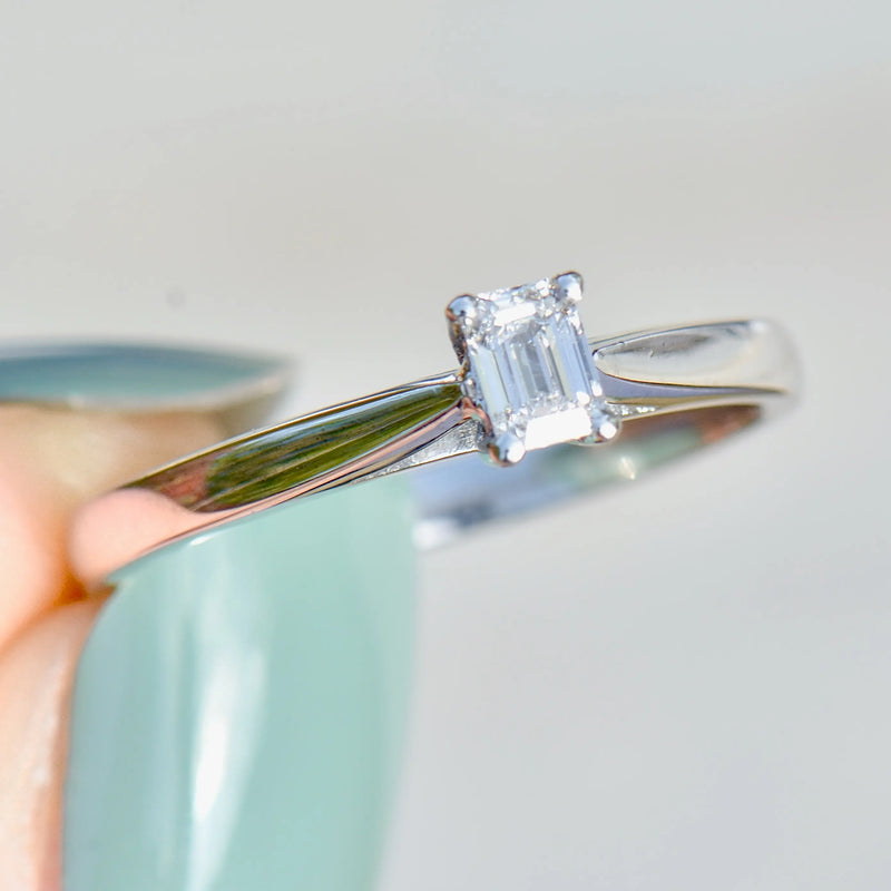 チザムハンター 0.25カラット エメラルドカット ダイヤモンド ソリティア エンゲージリング 18カラット ホワイトゴールド オリジナルボックス付き