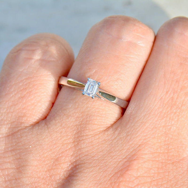 チザムハンター 0.25カラット エメラルドカット ダイヤモンド ソリティア エンゲージリング 18カラット ホワイトゴールド オリジナルボックス付き