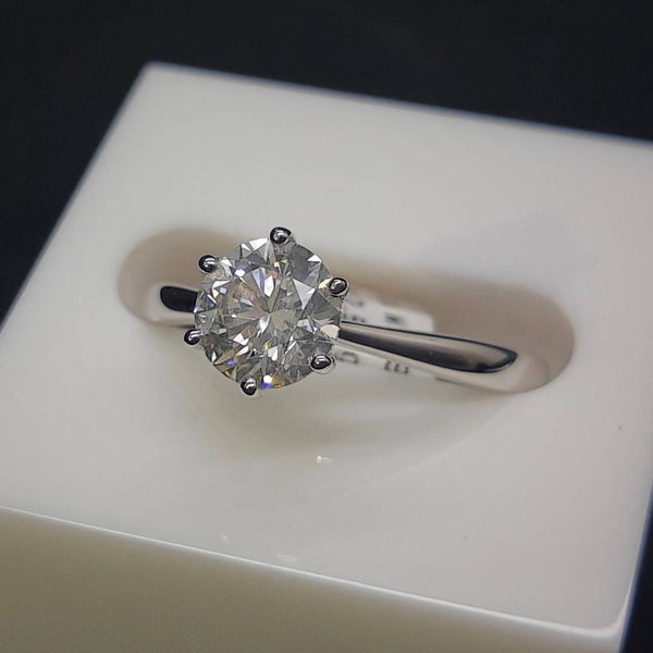 Large solitaire Diamond ring in white gold