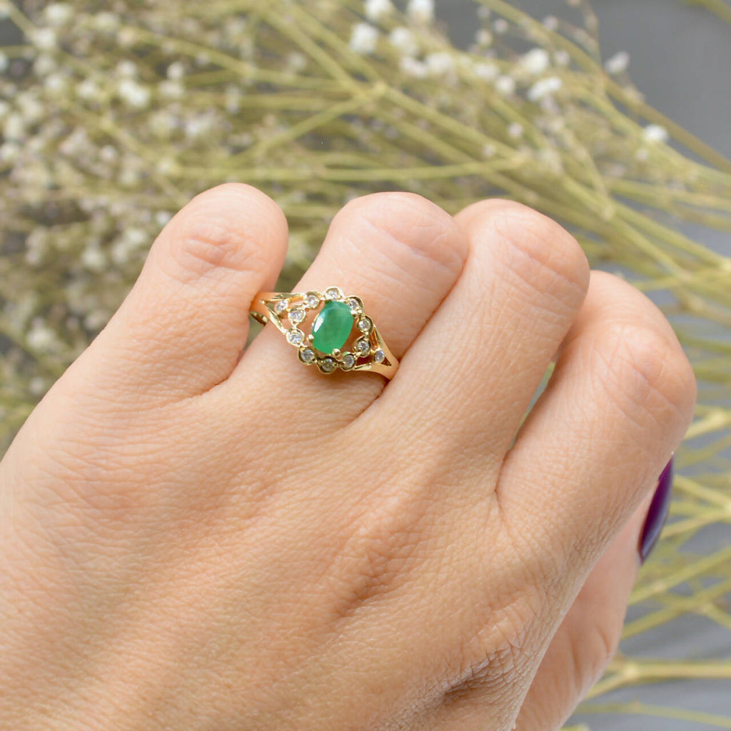 Emerald Engagement Rings: Chic Tradition and Unique Elegance